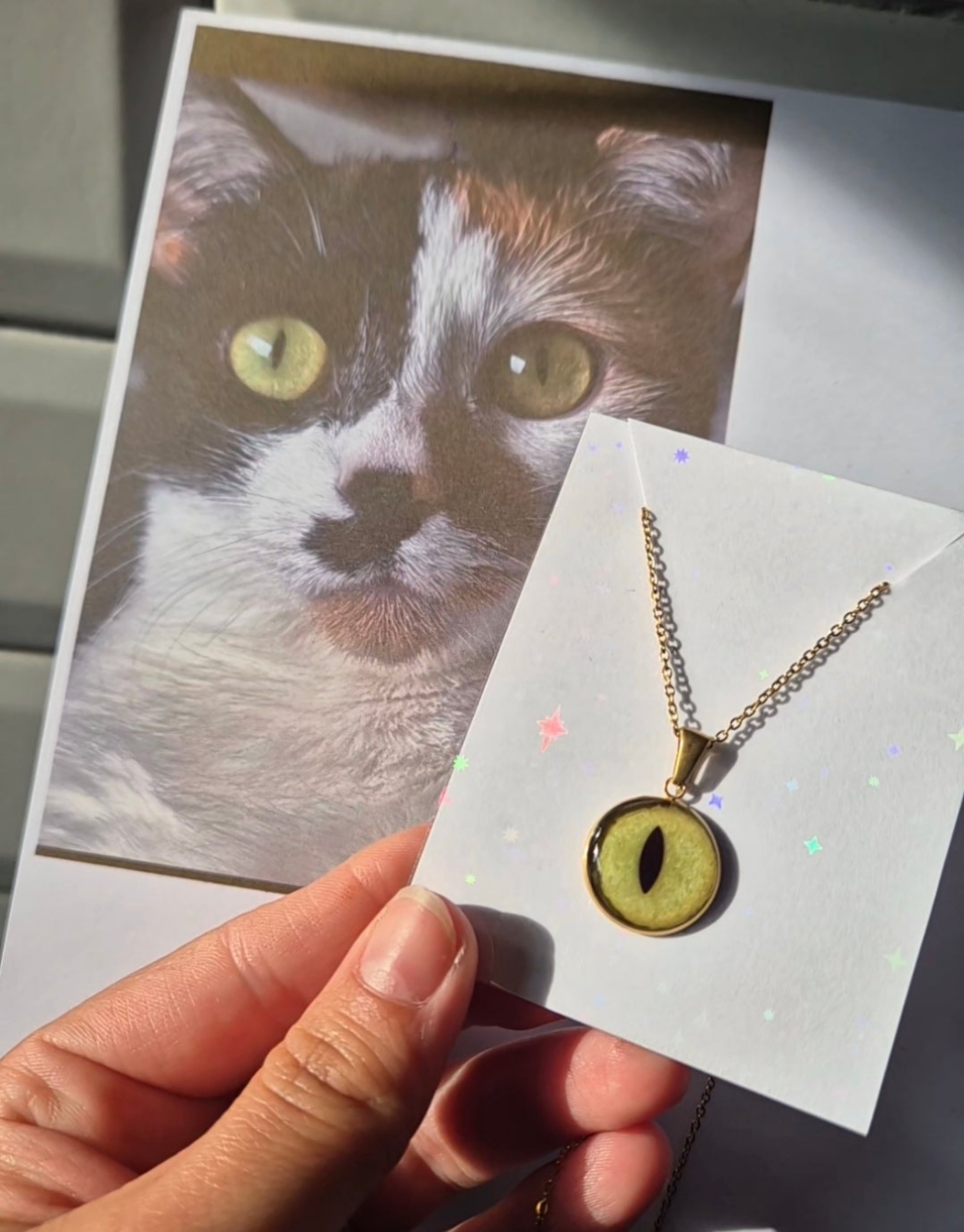 Détails medaillon oeil de chat collier souvenir femme